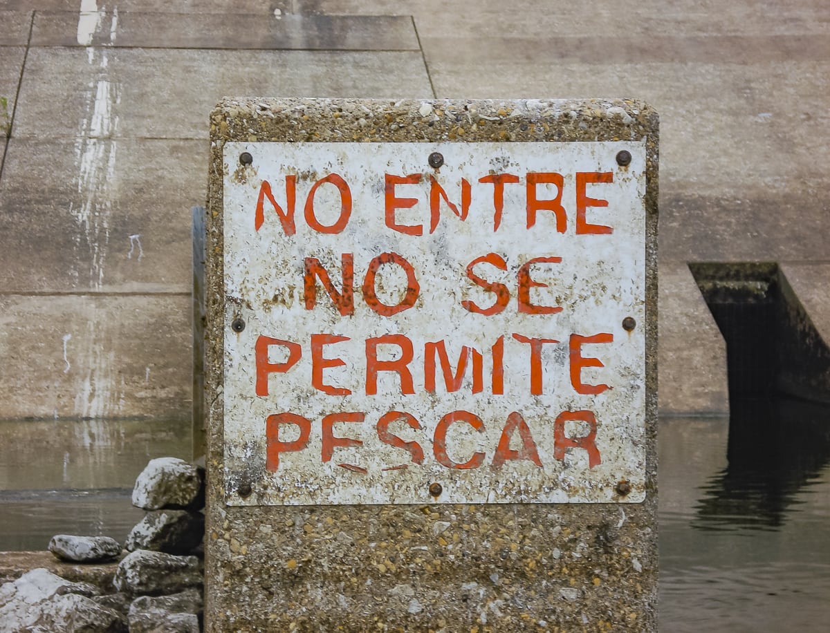 No entre, no se permit pescar (no entry, fishing is prohibited)