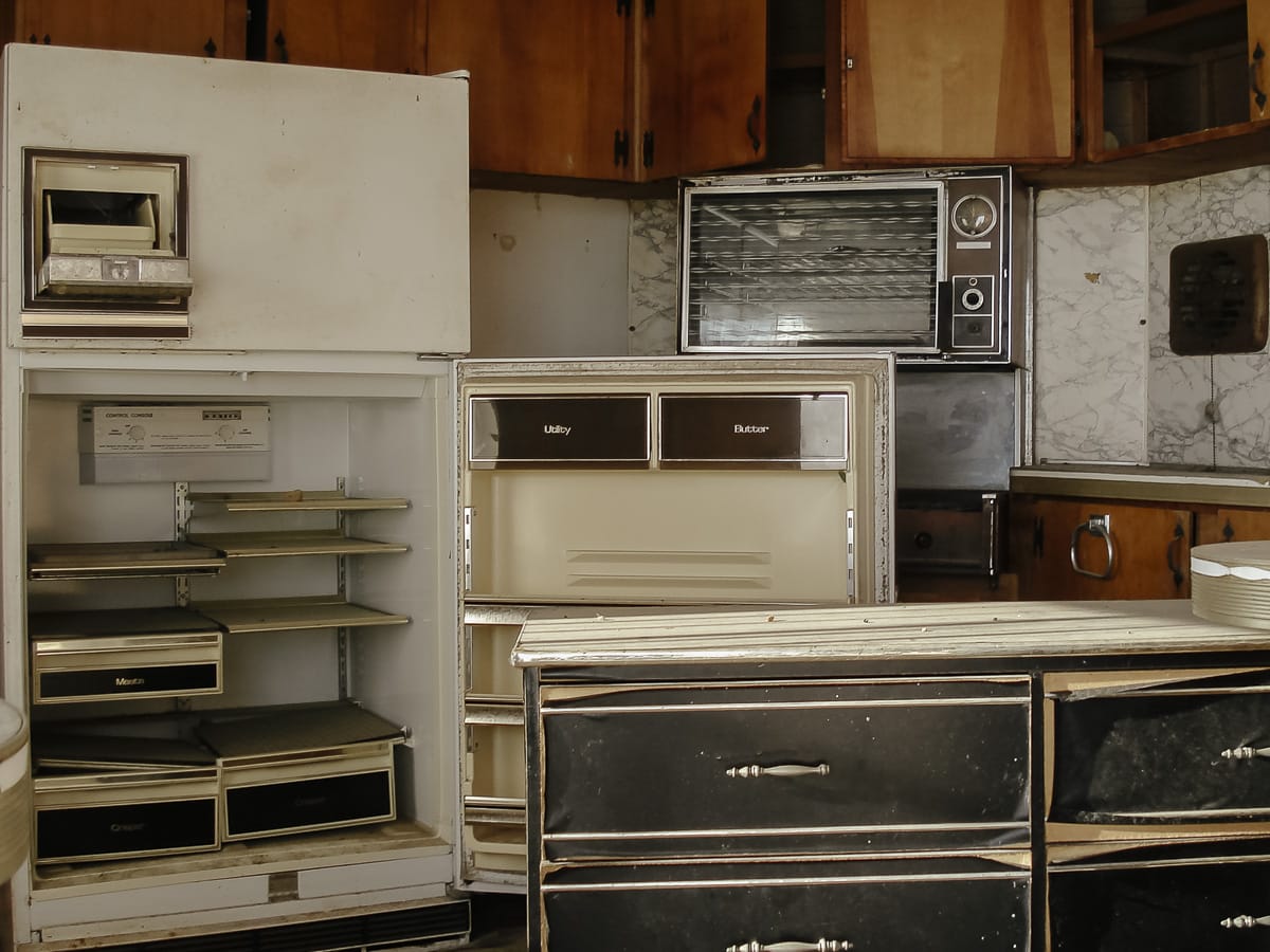 Urban Exploring an Abandoned Mobile Home in East Texas