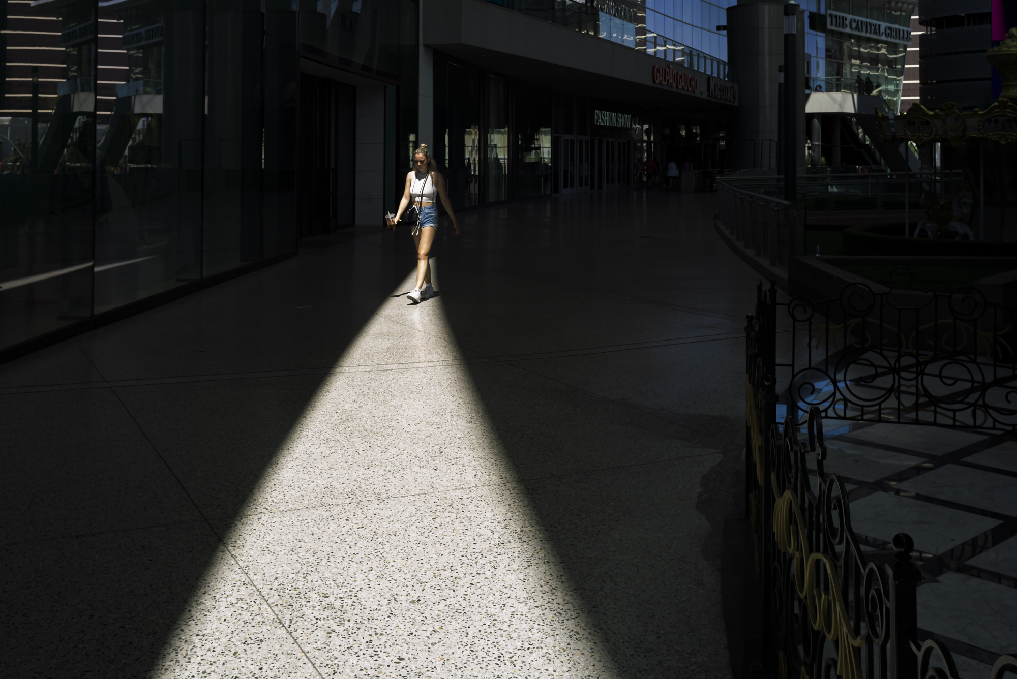 Las Vegas Street Photos: When Workers and Tourists Converge