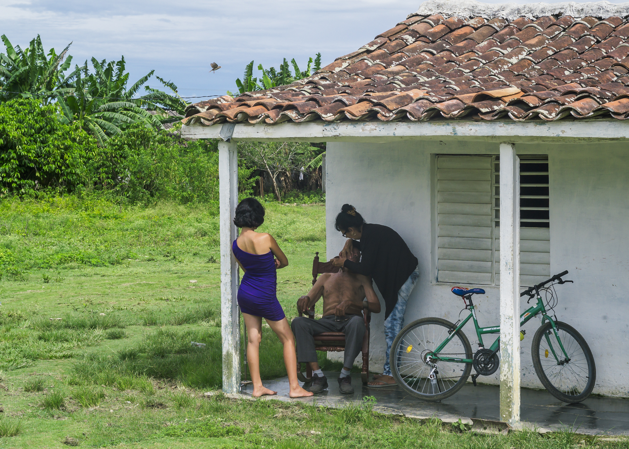Man getting a morning shave in Antonio De Las Vueltas, Cuba